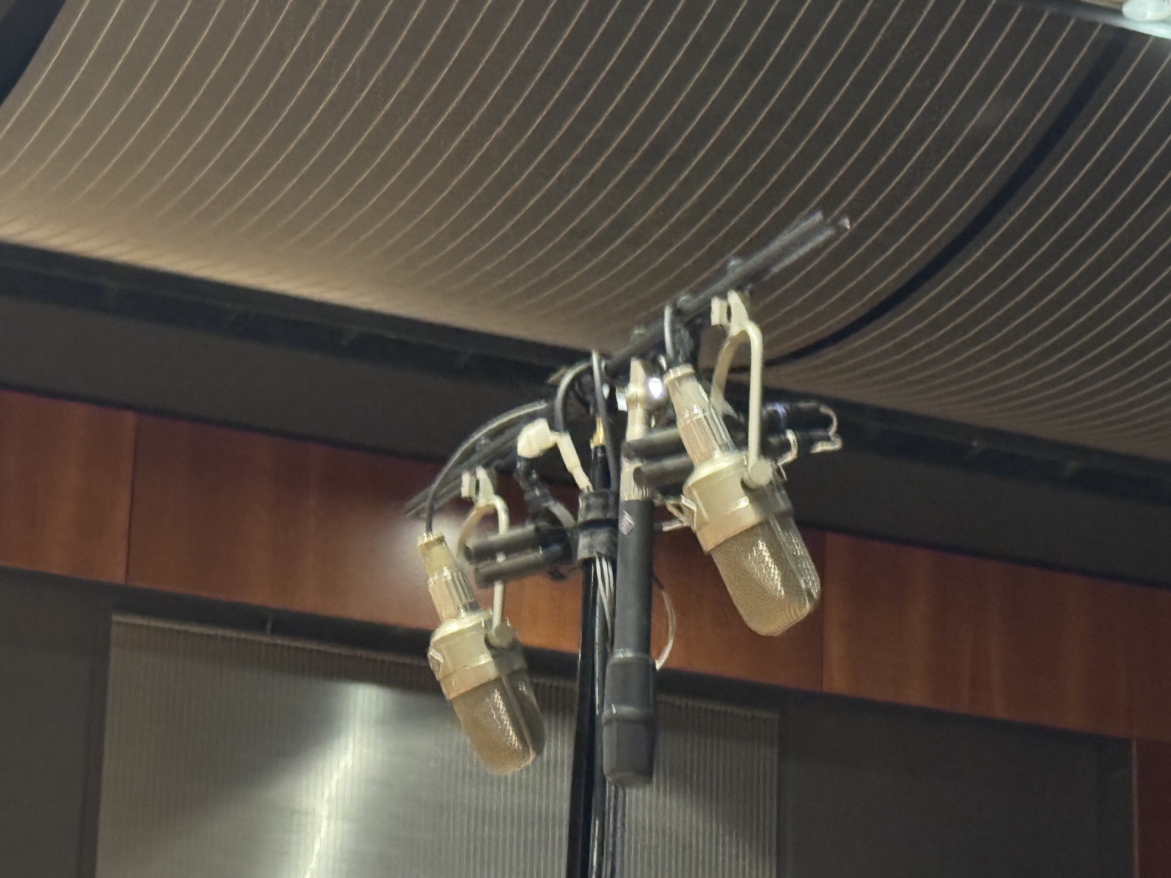 Acht Mikrofone bilden fünf Stereomikrofonverfahren