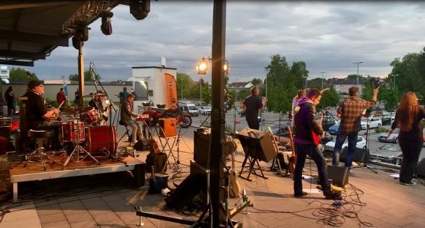 Live im REX Musiktheater Bensheim die Band hoch über dem Parkplatz der Konzertbesucher